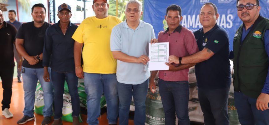 No Careiro da Várzea, 63 agricultores familiares foram beneficiados com regularização de documentos rurais em ação promovida, nesta quinta-feira (30), pelo Governo do Estado do Amazonas, por meio do Instituto de Desenvolvimento Agropecuário e Florestal Sustentável do Estado do Amazonas (Idam).