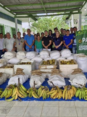 O Governo do Amazonas, por meio da Secretaria de Estado de Produção Rural (Sepror), realizou, nesta quinta-feira (24), a aquisição de mais de 25,8 toneladas de alimentos provenientes da agricultura familiar dos municípios de Eirunepé e Careiro da Várzea (1.160 e 25 quilômetros de Manaus, respectivamente), e da zona rural da capital amazonense.