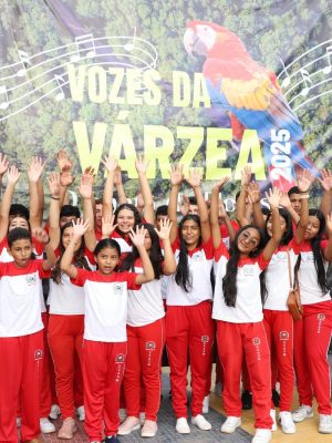Em uma noite de engrandecimento cultural, estudantes de seis escolas da rede estadual do Careiro da Várzea (a 25 quilômetros de Manaus), participaram da 7ª edição do “Vozes da Várzea”, evento de música que aconteceu na quinta-feira (14). Nesta edição, 23 alunos do Ensino Fundamental e Ensino Médio se apresentaram. A anfitriã do concurso foi a Escola Estadual (EE) Coronel Fiúza.