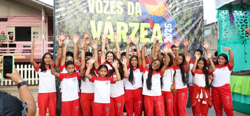 Em uma noite de engrandecimento cultural, estudantes de seis escolas da rede estadual do Careiro da Várzea (a 25 quilômetros de Manaus), participaram da 7ª edição do “Vozes da Várzea”, evento de música que aconteceu na quinta-feira (14). Nesta edição, 23 alunos do Ensino Fundamental e Ensino Médio se apresentaram. A anfitriã do concurso foi a Escola Estadual (EE) Coronel Fiúza.