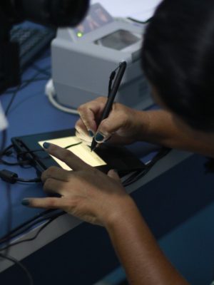 A Secretaria de Segurança Pública do Amazonas (SSP-AM), por meio do Instituto Aderson Conceição de Melo (IIACM), inaugurou na quarta-feira (29) o serviço de atendimento on-line para emissão da Carteira de Identidade Nacional (CIN) no município do Careiro da Várzea, localizado a 25 quilômetros de Manaus. A medida busca ampliar o acesso da população à identificação civil em todo o estado.